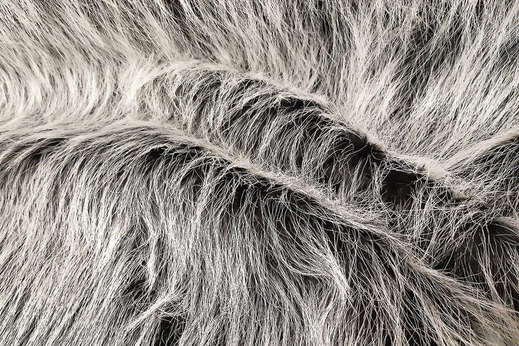 Rainbow Fabrics F1: Off White Faux Fur On Black Faux Fur