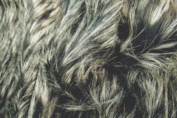 Rainbow Fabrics F1: Silver Strand Fur On Black Faux Fur